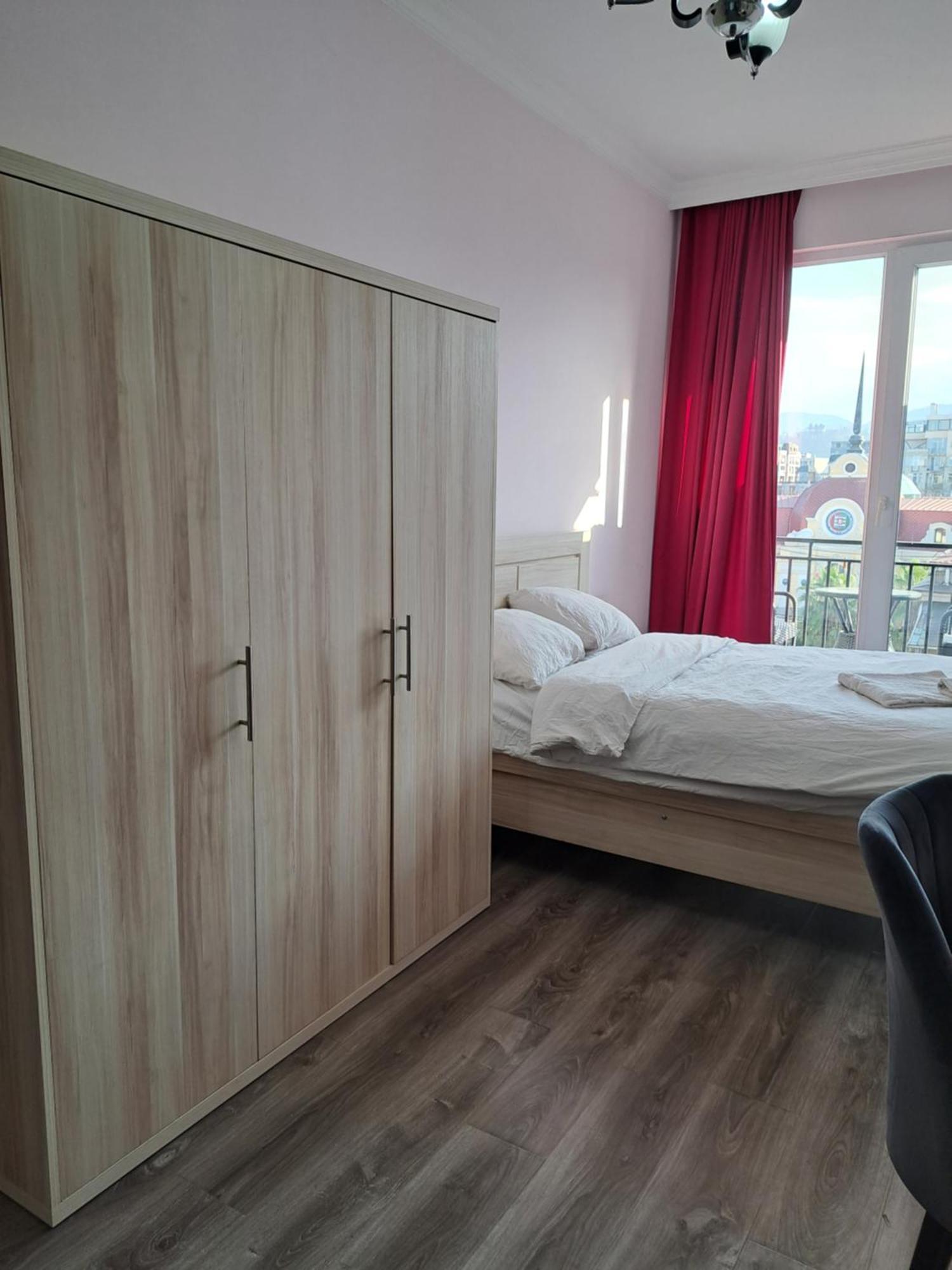 Karvi Hostel & Suites Батуми Екстериор снимка