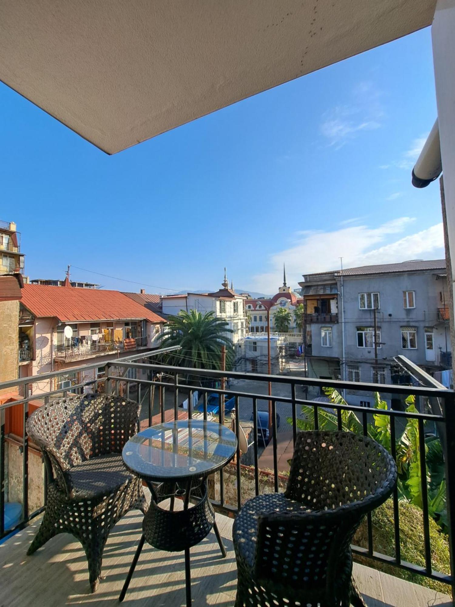 Karvi Hostel & Suites Батуми Екстериор снимка