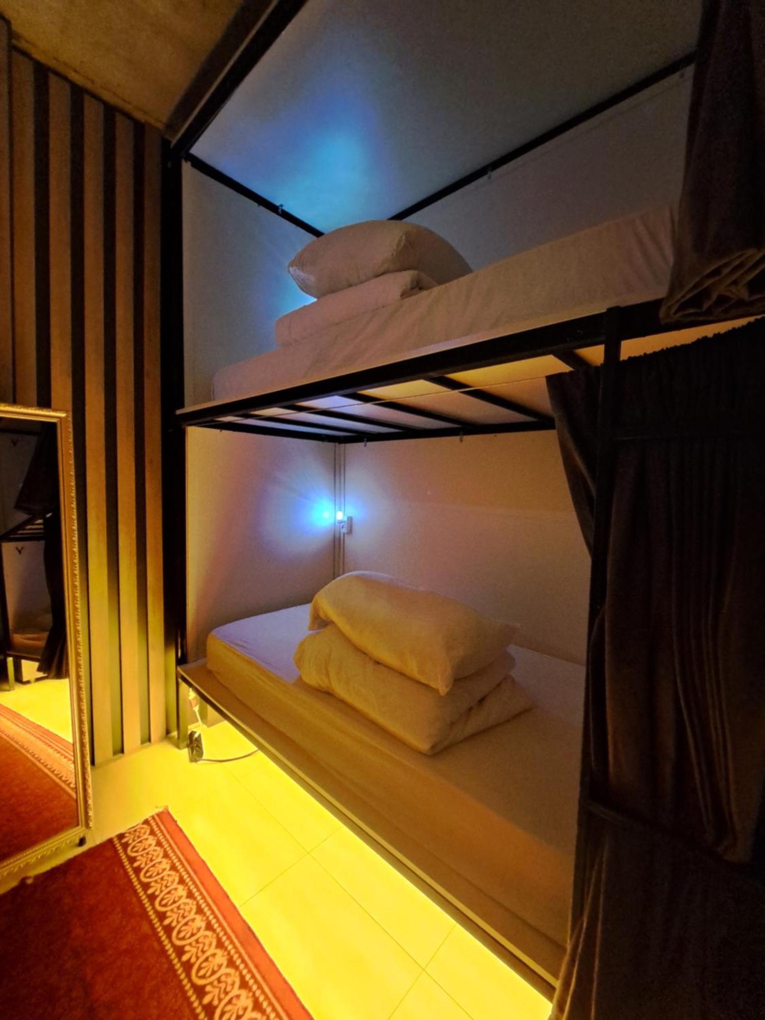 Karvi Hostel & Suites Батуми Екстериор снимка
