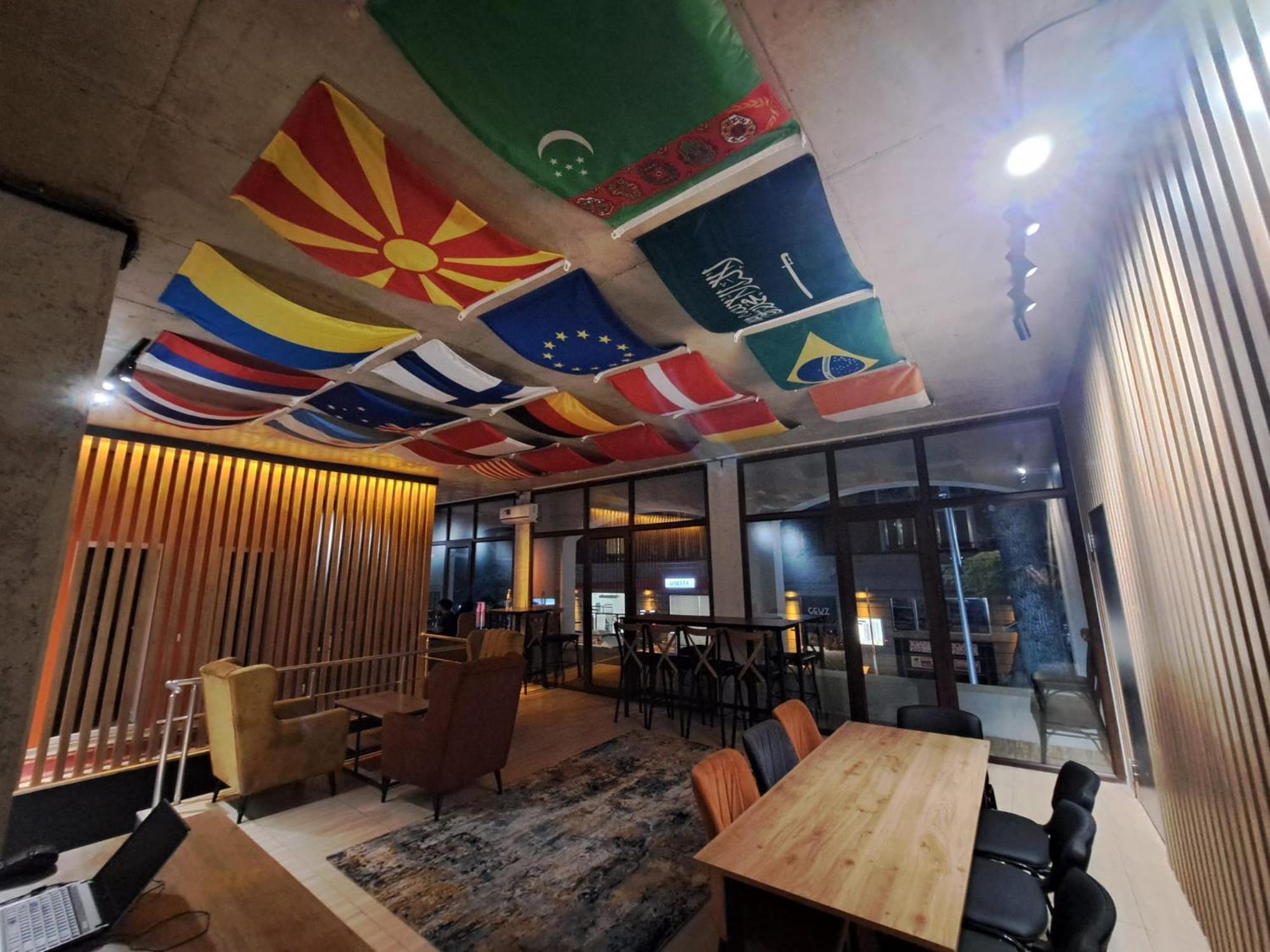 Karvi Hostel & Suites Батуми Екстериор снимка